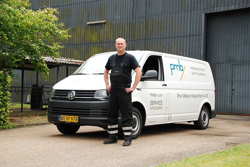 tekniker med servicebil